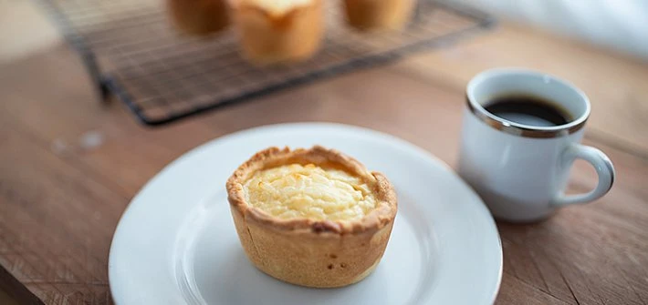 Coconut rice pudding and caramel apple tarts