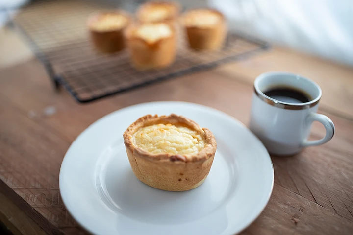 Coconut rice pudding and caramel apple tarts