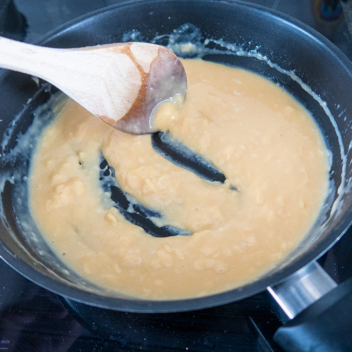 Cooking scrambled eggs